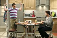 Two and a Half Men – Haben so manche Probleme mit Frauen: Walden (Ashton Kutcher, r.) und Alan (Jon Cryer, l.) ...