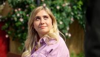 Rote Rosen – Nach einer verpatzten Abschiedsparty und einem Missverständnis können Toni (Sarah Buchholzer m.) und Noah (Jan Liem) sich innig voneinander verabschieden, bevor Noah in den Zug Richtung Berlin steigt.