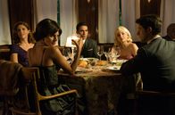 Velvet – Cristina, Barbara, Alberto, Patricia und Enrique speisen im gleiche Restaurant wie Ana und ihr neuer Freund Carlos. (v.l.n.r: Manuela Velasco, Amaia Salamanca, Miguel Ángel Silvestre, Miriam Giovanelli, Diego Martín).