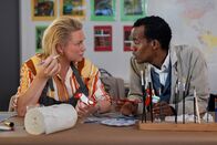 Detective No. 24 – Tilda (Malin Levanon) und Ibraahin (Nasir Farah Dhagole) treffen sich in einer Bastelgruppe, um ungestört über den Fall sprechen zu können.
