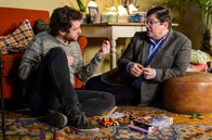 Der Nesthocker – Ein vielversprechender Anfang: Armin (Francis Fulton-Smith, re.) und Hendrik Langfeld (Florentin Will) spielen Feuerwehr.