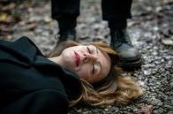 Sturm der Liebe – Ariane (Viola Wedekind, v.) wird von ihrem Verfolger betäubt.