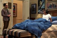 The Big Bang Theory – Raj (Kunal Nayyar, r.) ist genervt von dem nächtlichen Lautstärkepegel, den Leonard (Johnny Galecki, l.) und Priya verursachen. Leonard bietet ihm an, sein Zimmer bei Sheldon zu beziehen, dann hätte Raj seine Ruhe und das Paar wäre ungestört ...