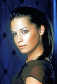 Charmed - Zauberhafte Hexen – (2. Staffel) - Piper Halliwell (Holly Marie Combs) hat die Fähigkeit, die Zeit in ihrer näheren Umgebung anzuhalten und damit trägt sie zum Erfolg des Hexen-Trios bei ...