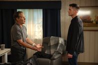 The Rookie – Was hat es mit dem Revolver auf sich? Um sich endlich Klarheit zu verschaffen, konfrontiert Bradford (Eric Winter, r.) seinen Vater (James Remar, l.) mit seinem Verdacht.