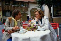 Die Schwarzwaldklinik – Dr. Vollmers (Christian Kohlund) verehrt Christa (Gaby Dohm) sehr, die er während ihres Studiums kennen und schätzen gelernt hat.