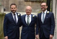 Wer ist ...? – Medienunternehmer Rupert Murdoch (M.) und seine Söhne Lachlan Murdoch (l.) und James Murdoch (r.).