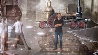 Terra X: Deutschland in ... – Mirko Drotschmann vor einem Symbol der Industriellen Revolution, die das Leben der Menschen stark verändert hat.