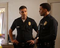 The Rookie – Rookie Miles Penn (Deric Augustine, r.) bedankt sich bei Officer Tim Bradford (Eric Winter, l.) für das strenge Training und Unterstützung während der Ausbildung.