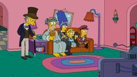 Die Simpsons – In der Weihnachtszeit geht es bei den Simpsons Homer (2.v.l.), Marge (3.v.l.), Lisa (3.v.r.), Maggie (2.v.r.) und Bart (r.) hoch her. Mit von der Partie ist natürlich auch Mr. Burns (l.), der seine eigenen Ziele verfolgt ...