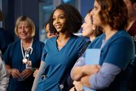 Chicago Med – April Sexton (Yaya DaCosta m.) und Natalie Manning (Torrey DeVitto, 2.v.r.)