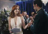 Desperate Housewives – Während Bree (Marcia Cross, l.) an einem Wohltätigkeitsempfang in einem Hotel teilnimmt, mietet sich George in einem der Hotelzimmer ein und bittet einen Portier, Bree einem Brief zu überreichen, in dem er seinen Selbstmord ankündigt ...