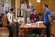 The Big Bang Theory – Während Raj (Kunal Nayyar, l.) mit seinem Vater skyped, leisten sich Sheldon (Jim Parsons, r.) und Howard (Simon Helberg, M.) einen Schnitzer ...