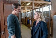 Die Chefin – Vera Lanz (Katharina Böhm, r.) befragt Reitlehrer Peter Ignaz (Max von Thun, l.) zu seiner Beziehung mit dem Todesopfer.