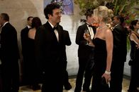How I Met Your Mother – Ted (Josh Radnor, l.) und seine Freunde besuchen eine Spendenaktion im Naturkundemuseum. Dabei trifft er Zoey (Jennifer Morrison, r.) wieder. Sie stellt ihm ihren Ehemann, " Captain", vor. Dabei lernt Ted eine ganz neue Seite von ihr kennen ...