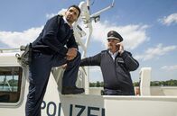 WaPo Berlin – Fahri Celik (Hassan Akkouch, l.) und Axel Sommer (Oliver Breite, r.) haben eine durchschlagende Entdeckung gemacht.