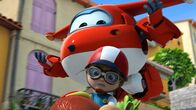 Super Wings – Jett hilft Alain auf der Strecke zu bleiben.