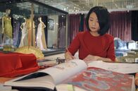 Die Farben Chinas – Designerin Guo Pei ist weltberühmt für ihre Haute Couture - leidenschaftlich gerne entwirft sie auch rote Hochzeitskleider.