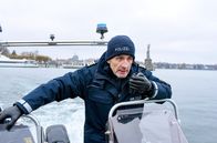 WaPo Bodensee – Paul Schott (Tim Wilde) rast mit der „Bodan 3“ heran, um den Weg der Fähre zu sichern. Gleichzeitig, lässt er die Uferpromenade in Konstanz evakuieren.