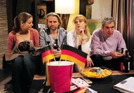 Sturm der Liebe – ARD STURM DER LIEBE FOLGE 1473 Uhr im ERSTEN. Gitti (Kathleen Fiedler, l.) und Rosalie (Natalie Alison, 2.v.r.) geben sich als Fussballfans aus und schauen mit Michael (Erich Altenkopf, 2.v.l.) und André (Joachim Lätsch, r.) ein Spiel im Fernsehen an.