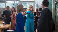 Rote Rosen – Amelie (Lara-Isabelle Rentinck, M.) ist düpiert, als Charlotte (Malene Becker, 2 v.r) aus der Rolle fällt. Mit Gunter (Hermann Toelcke, l.), Carla (Maria Fuchs, 2 v.l) und Ralf Schacht (Guido Wahlers, r.).