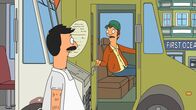 Bob's Burgers – Als zahlreiche Food-Trucks direkt vor seinem Restaurant parken und ihm somit die Kunden stehlen, muss sich Bob (l.) was einfallen lassen ...