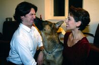 Kommissar Rex – Rex hat allen Grund eifersüchtig zu sein: Kommissar Moser (Tobias Moretti, l.) hat die hübsche Tierärztin Sonja (Daniela Gaets, r.) zu sich eingeladen ...
