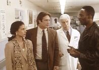 Diagnose: Mord – Dr. Sloan (Dick Van Dyke, 2.v.r.) und sein Sohn Steve (Barry Van Dyke, 2.v.l.) verhören Mercury (Richard Brooks, r.) und seine Frau Briana, die unter Mordverdacht stehen.