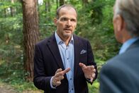 Sturm der Liebe – Markus (Tim Ben Schöfer, l.) bringt Schorsch (Klasu Haderer, r.) die schlechte Kunde und muss dabei schwindeln.