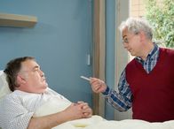 In aller Freundschaft – Gerd Franke (Manfred Richter, links) ist aus seiner privaten Krankenkasse geflogen und kann nun die anfallenden Kosten für seine Behandlung nicht bezahlen. Er gibt Ottmar Wolf (Tom Pauls) die Visitenkarte seiner Auftraggeberin, die sich nicht auf eine Abschlagszahlung einlassen will.