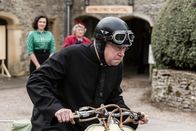 Father Brown – Father Brown (Mark Williams, r.) will um jeden Preis die Wahrheit rausfinden, bevor es zu spät ist. Dafür wagt er sich sogar auf den Motorroller und lässt seinen Drahtesel stehen. Mrs. McCarthy (Sorcha Cusack, M.) und Bunty (Emer Kenny, l.) können nur noch hoffen, dass er sich nicht verletzt.