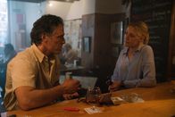 The Mallorca Files – Miranda (Elen Rhys) befragt Manu Alzamora (Pablo Scola) zu dem Mordfall.