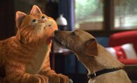 Garfield – Sehr zu Garfields (l.) Ärger nimmt sein Herrchen eines Tages den Hundewelpen Odie auf, dessen Liebkosungen er nur schwer erträgt.