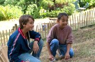 Tiere bis unters Dach – Sam (Yann Cosack, links) und Zoe (Aura Stehle, rechts) befragen Riesenschildkröte Sammy, ob Zoe im Tennisturnier gewinnen wird.