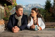 Der Bergdoktor – Der Bergdoktor Staffel 15 Was bleibt – Teil 1 Mann und junge Frau sitzen an Holztisch im Freien: Hans Sigl als Bergdoktor Dr. Martin Gruber, Ronja Forcher als Lilli Gruber Copyright: SRF/ZDF/Erika Hauri