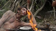 Naked Survival Brasilien – Joao denkt über das Feuer nach