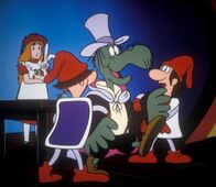 Alice im Wunderland – Dodo schenkt der Herzkönigin zum Nicht-Geburtstag eine Zaubernummer.