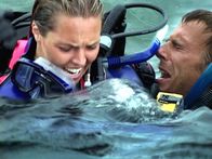 Open Water – Durch einen dummen Irrtum, bei dem die Namen der beiden nicht auf der Passagierliste landen, kommt es zum Unvermeidlichen. Das Boot fährt ohne Susan und Daniel zum Hafen zurück und lässt die beiden auf dem offenen Meer zurück.