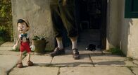 Pinocchio – L-R: Pinocchio, Geppetto (Tom Hanks) und Figaro