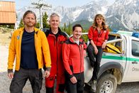 Die Bergretter – Die Bergretter Markus (Sebastian Ströbel, l.), Michi (Robert Lohr, 2.v.l.), Tobi (Markus Brandl, 2.v.r.) und Katharina (Luise Bähr, r.) sind bereit für neue Einsätze.