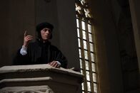 Die Deutschen – Thomas M?ntzer (St?phane Lalloz) predigt f?r den Wandel der geistlichen und weltlichen Ordnung. In einer Zeit der st?ndigen Unterdr?ckung spricht er Probleme und ?ngste des Bauernstandes an und gewinnt damit viele Anh?nger. Honorarfrei - nurThomas M?ntzer (St?phane Lalloz) predigt f?r den Wandel der geistlichen und weltlichen Ordnung. In einer Zeit der st?ndigen Unterdr?ckung spricht er Probleme und ?ngste des Bauernstandes an und gewinnt damit viele Anh?nger. Honorarfrei - nur