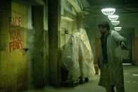 Saw III – Der verbitterte Jeff (Angus Macfadyen) erhält die Chance, sich für den Unfalltod seines Sohnes zu rächen. Jigsaw präsentiert ihm die Schlüsselpersonen, die für das Ableben mitverantwortlich waren - in Folterfallen. Jeff darf über deren Leben und Tod entscheiden ...
