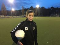 Kick it like Melina – Melina auf dem Trainingsplatz bei der Hertha 03 Zehlendorf.