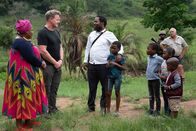 Gordon Ramsay: Kulinarische Abenteuer – KwaZulu-Natal, South Africa - Security stands by as Chef Zola Nene (l.) and Gordon Ramsay greet the Zulu Chief and children before serving them during the big cook. (National Geographic/Jon Kroll)