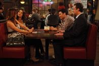 How I Met Your Mother – Ted (Josh Radnor, 2.v.r.) glaubt, dass die Partnerwahl schwieriger wird, wenn man die 30 überschritten hat. Doch wie sehen es seine Freunde Marshall (Jason Segel, r.), Lily (Alyson Hannigan, l.) und Robin (Cobie Smulders, 2.v.l.)?