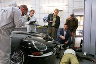 Die Rosenheim-Cops – Mord in der Oldtimerwerkstatt: Die Rosenheim-Cops (v.l.n.r.: Max Müller, Igor Jeftic, Dieter Fischer) ermitteln.