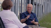 SMS - Schwanke meets Science – Karsten Schwanke im Gespräch mit der Virologin Prof. Ulrike Protzer, die neben der Coronaforschung auch zu Hepatitis forscht.