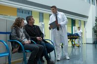 Der Bergdoktor – Im Krankenhaus warten Maja Körner (Janina Fautz) und Dr. Martin Gruber (Hans Sigl, M.) gemeinsam auf die Untersuchungsergebnisse, die Dr. Alexander Kahnweiler (Mark Keller, r.) ihnen mitteilt.
