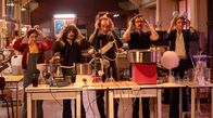 UFOs – v.l.n.r. Véra Clouseau (Daphné Patakia), Rémy Bidaut (Quentin Dolmaire), Marcel Benes (Michel Vuillermoz), Didier Mathure (Melvil Poupaud) und Claire Carmignac (Alice Taglioni)