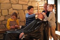 Single Parents – (v.l.n.r.) Sophie Cooper (Marlow Barkley); Graham D'Amato (Tyler Wladis); Tony (Patrick Birkett); Amy Fogerty (Ella Allan); Emma Fogerty (Mia Allan)